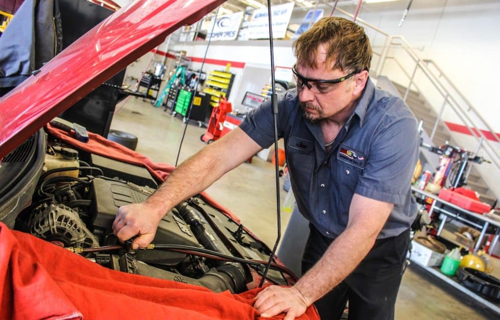 Técnico certificado trabajando